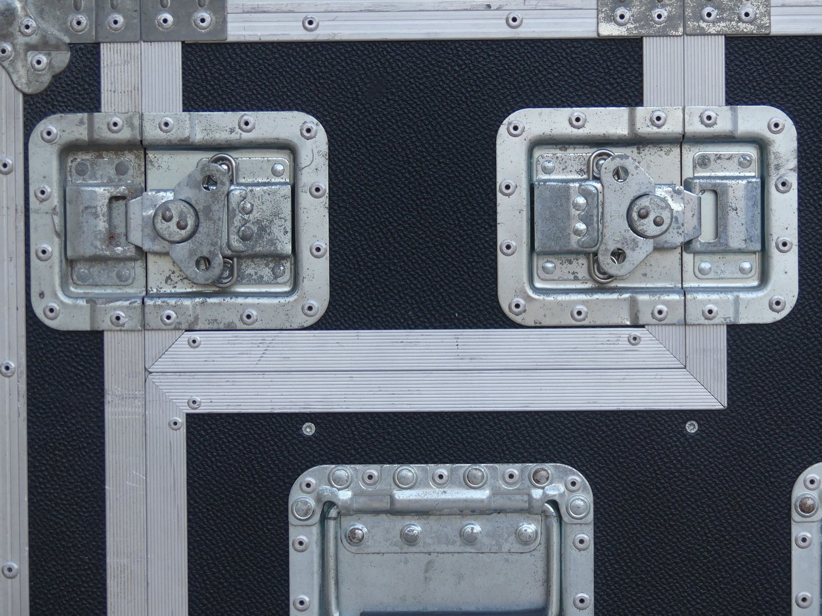 Sluiting van een flightcase van dichtbij