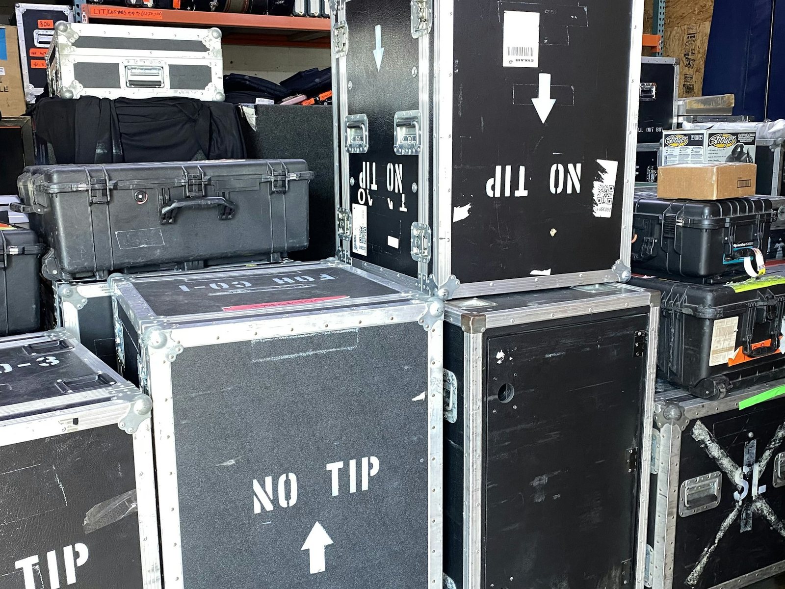 Gestapelde flightcases