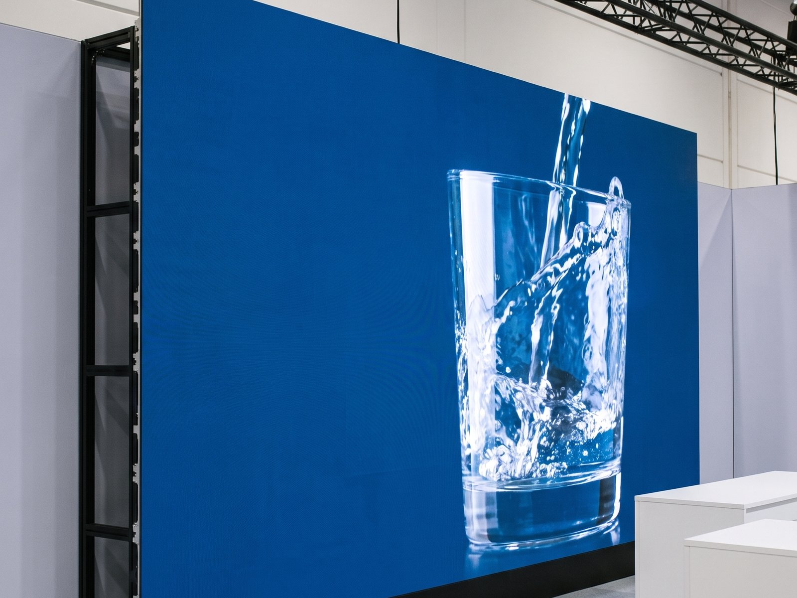 LED-wand in een beurshal, opgebouwd uit losse panelen