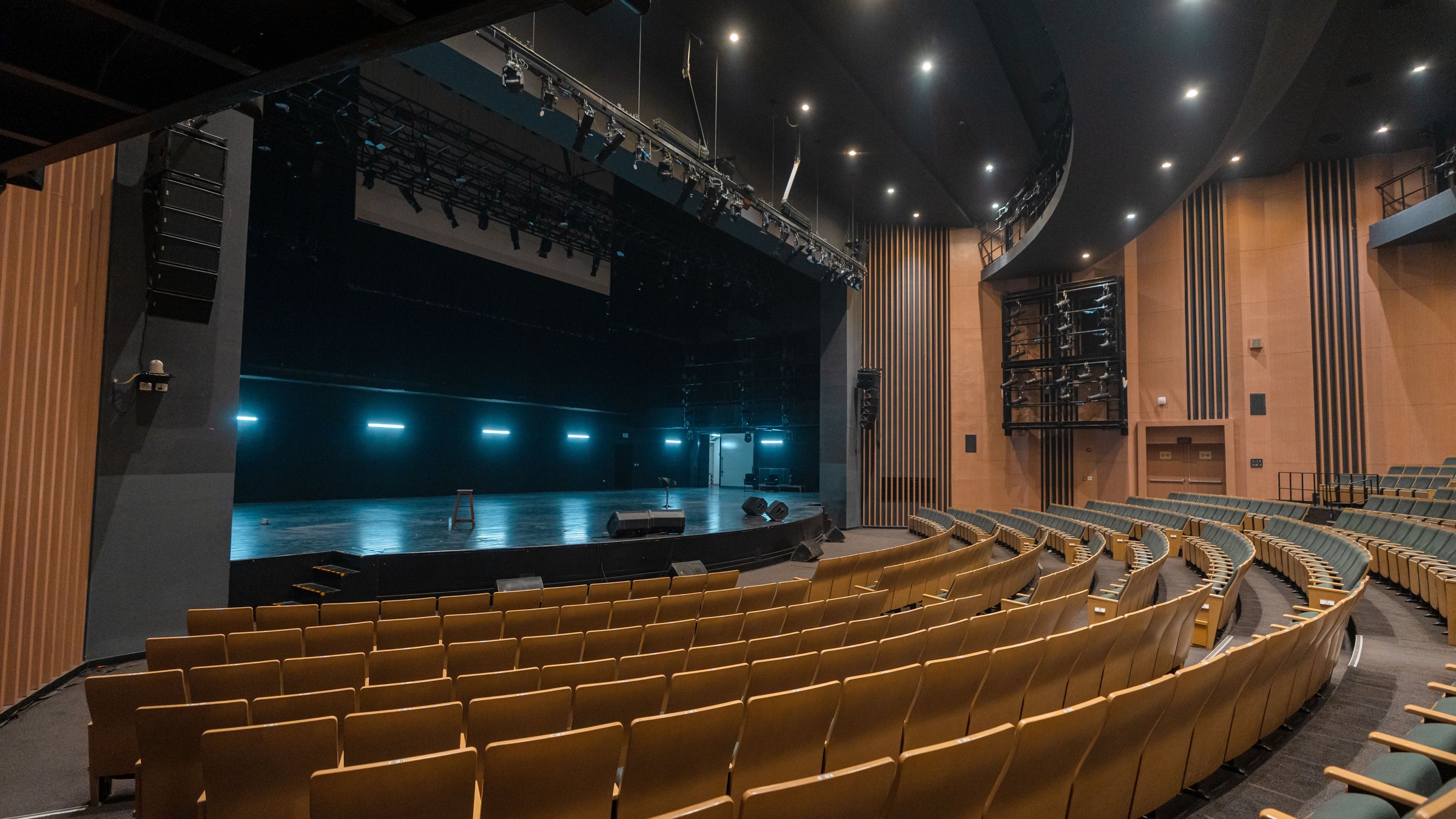Lege congreszaal met een podium