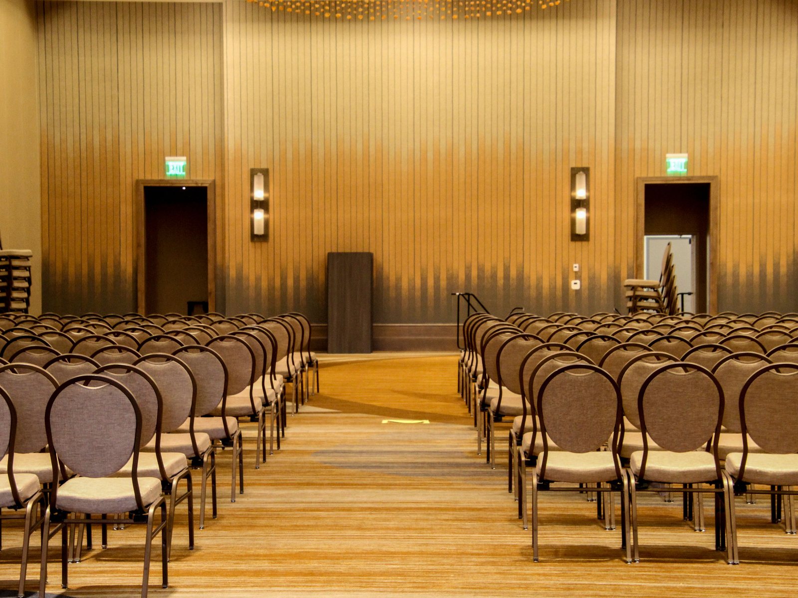 Lege congreszaal met stoelen klaargezet