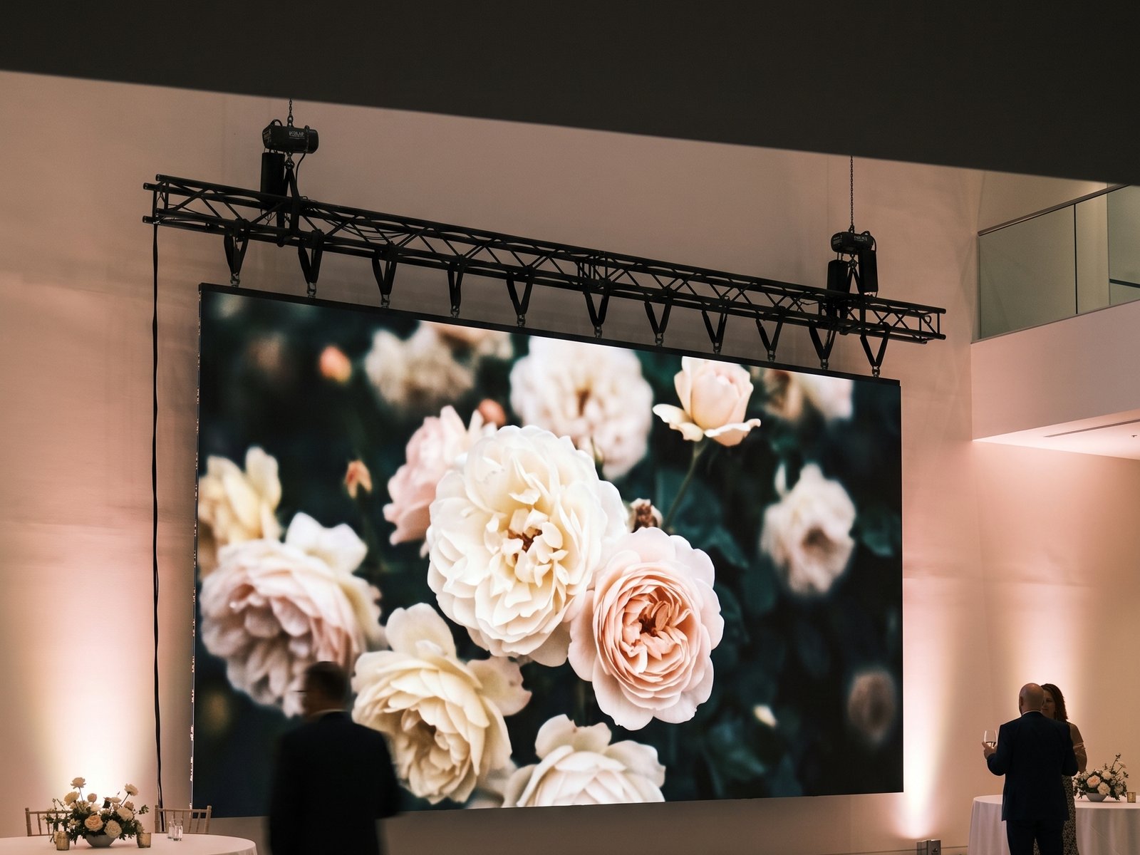 LED-wand in een witte feestzaal